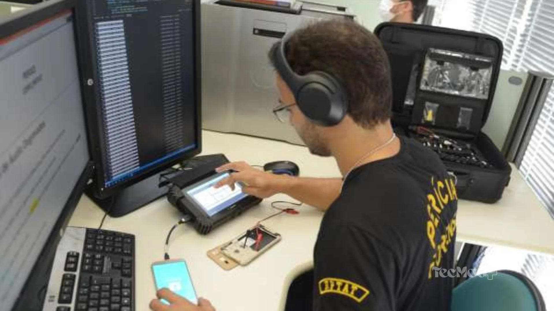 Polícia Civil verifica celulares com restrição criminal em delegacia.