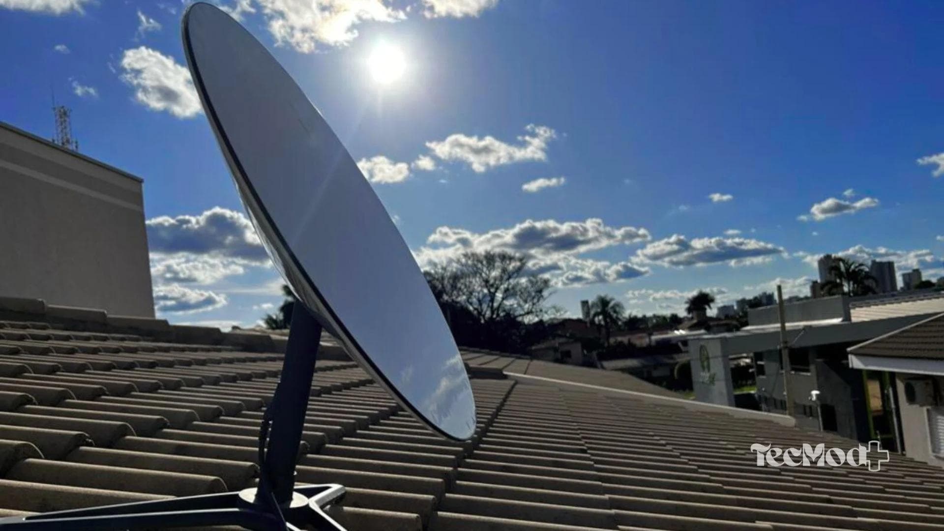 Antena da Starlink instalada em residência para acesso à internet via satélite.
