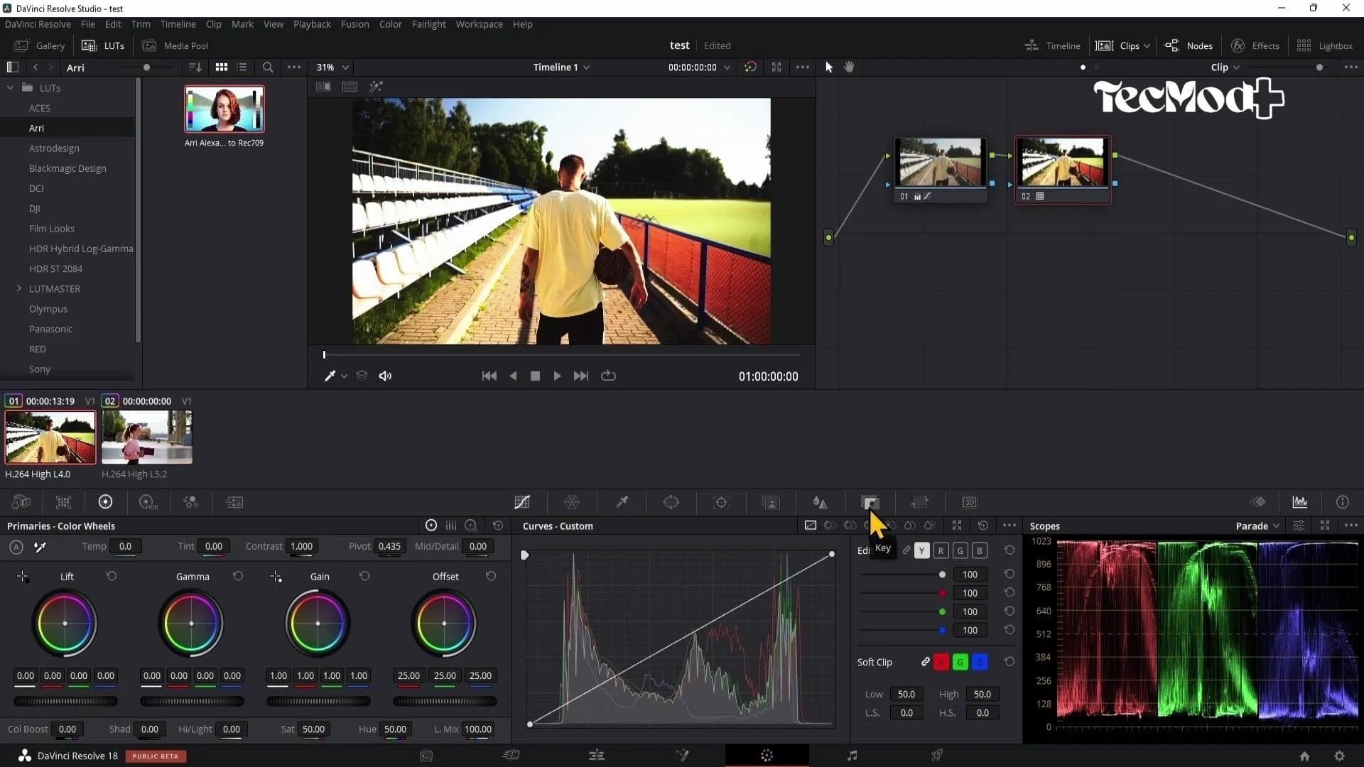 DaVinci Resolve com painel profissional de edição de vídeo.